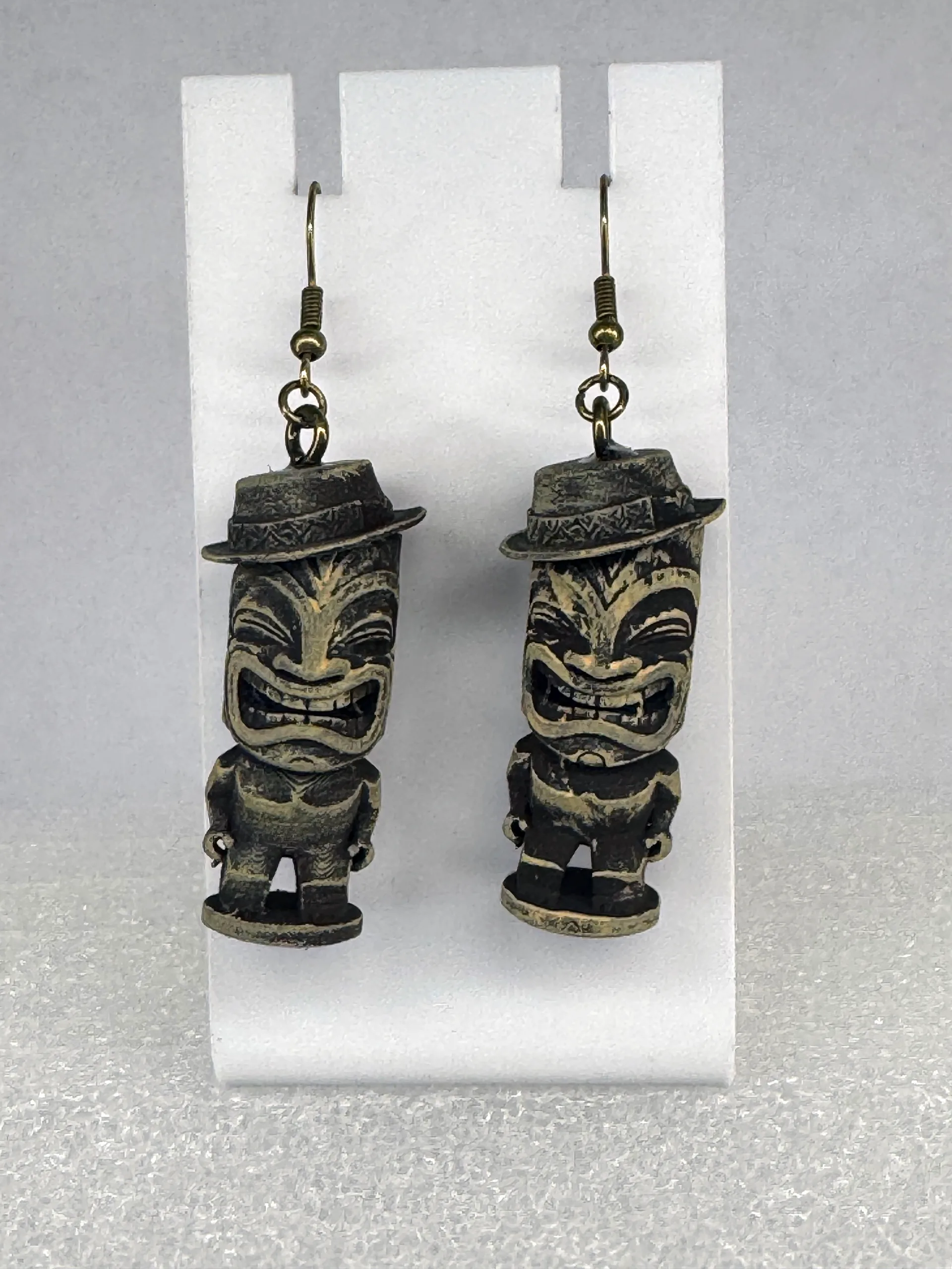 A Tiki and His Hat view 3